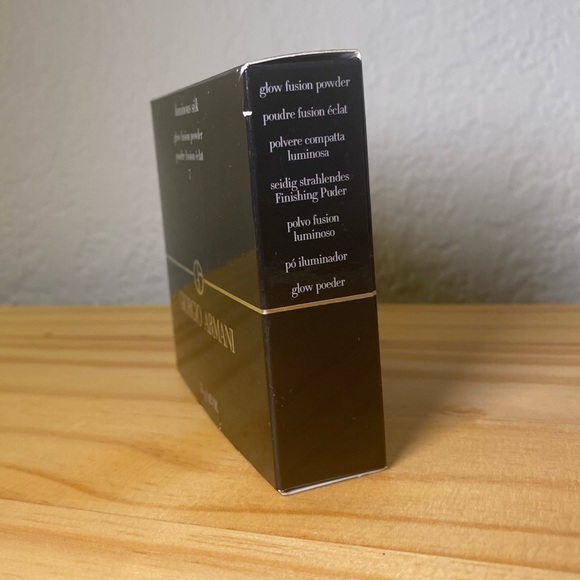 Giorgio Armani Luminous Silk Glow Fusion Powder - Shade: 7 - Picture 3 of 13